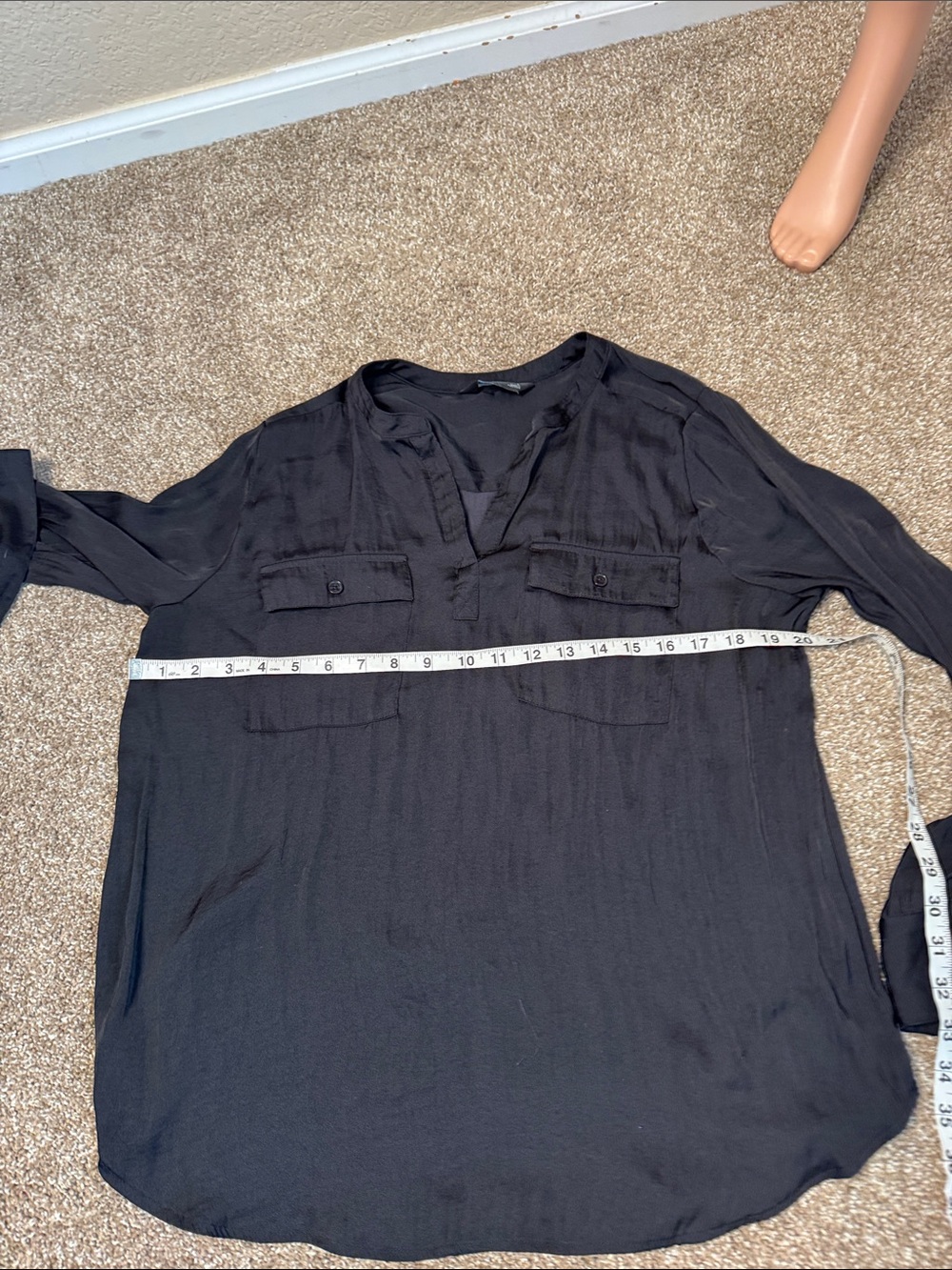 Simply Vera Wang Black Utility Blouse V Neck Roll Tab Sleeve Pocket Top SZ LG - Picture 4 of 7